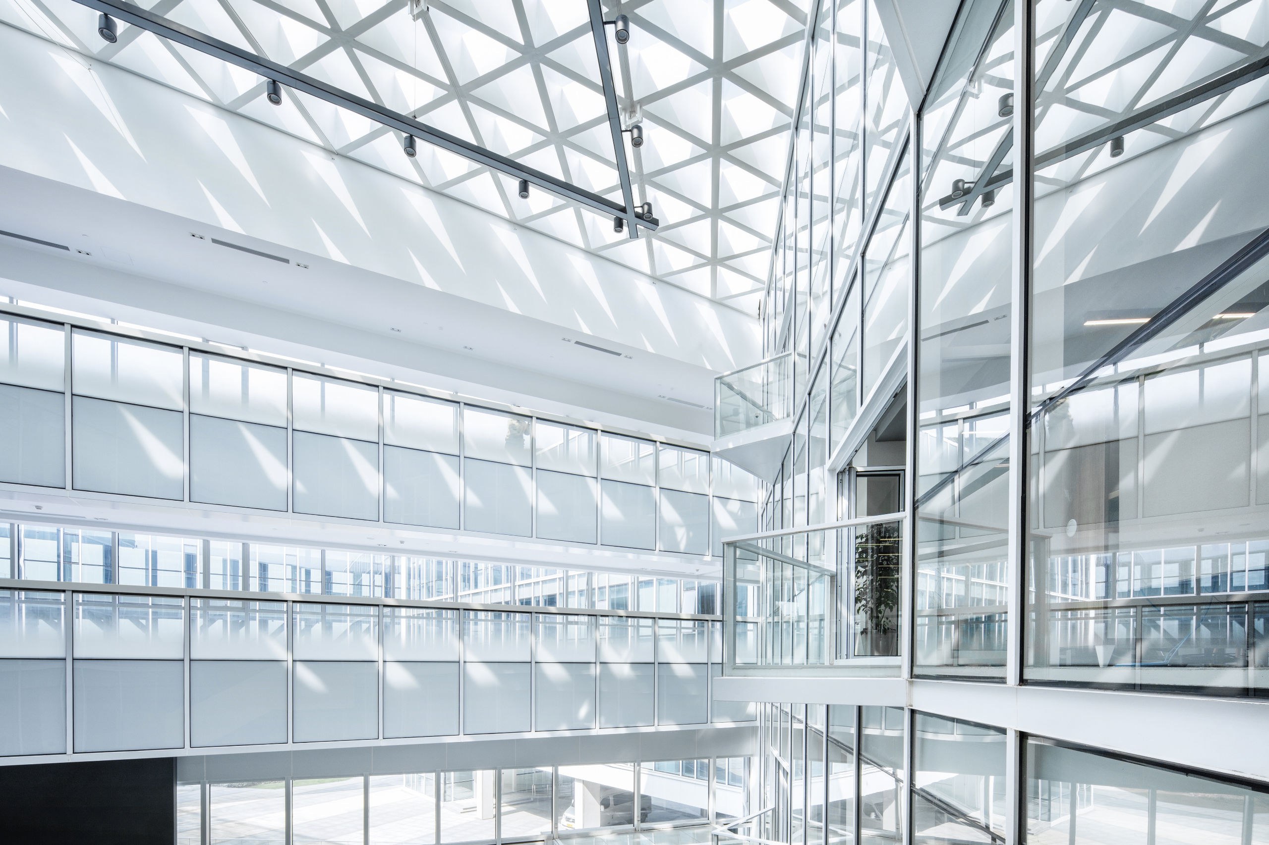 Moderne Glasfassade in einem Bürogebäude