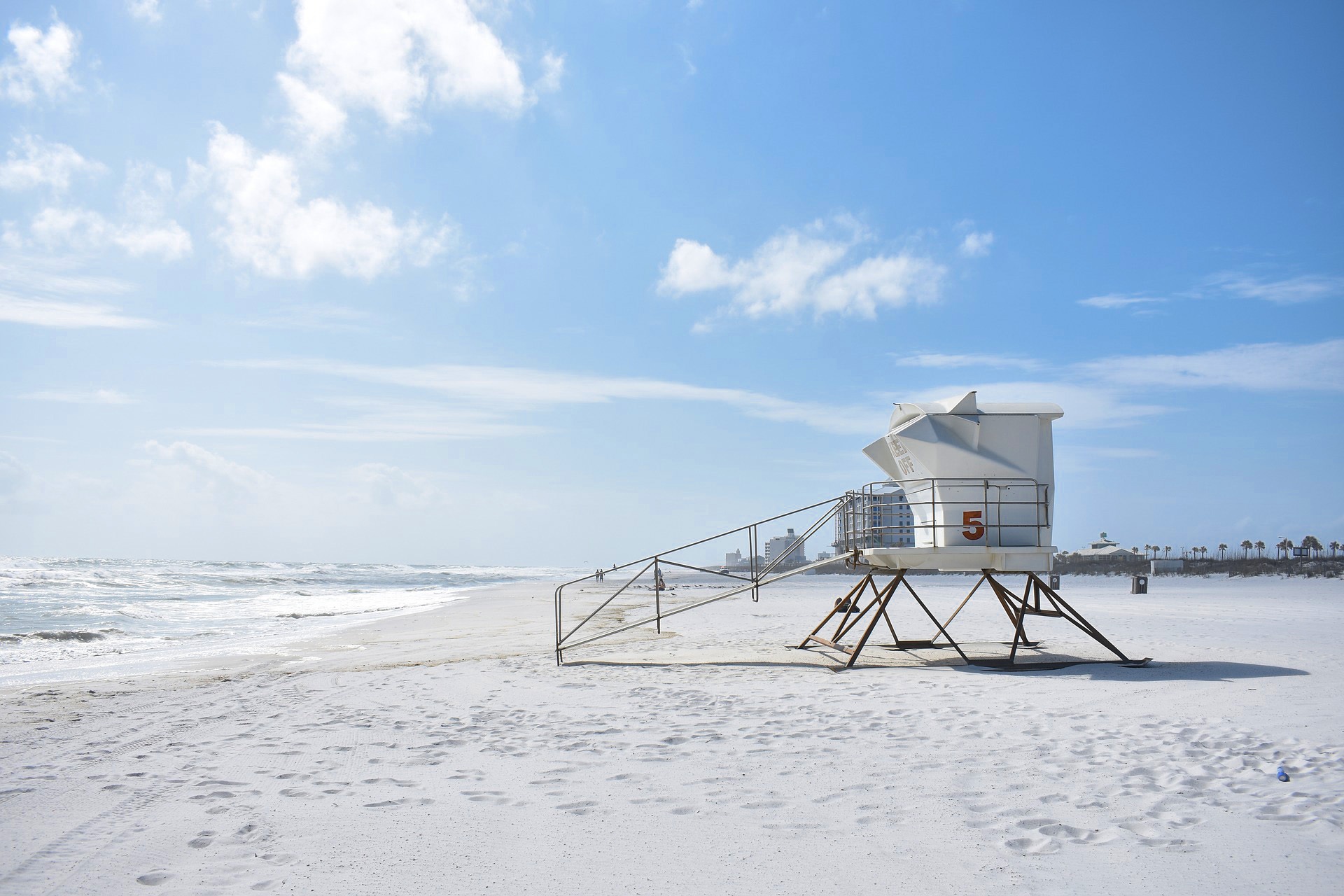 Hütte der Strandaufsicht am Meer bei gutem Wetter.
